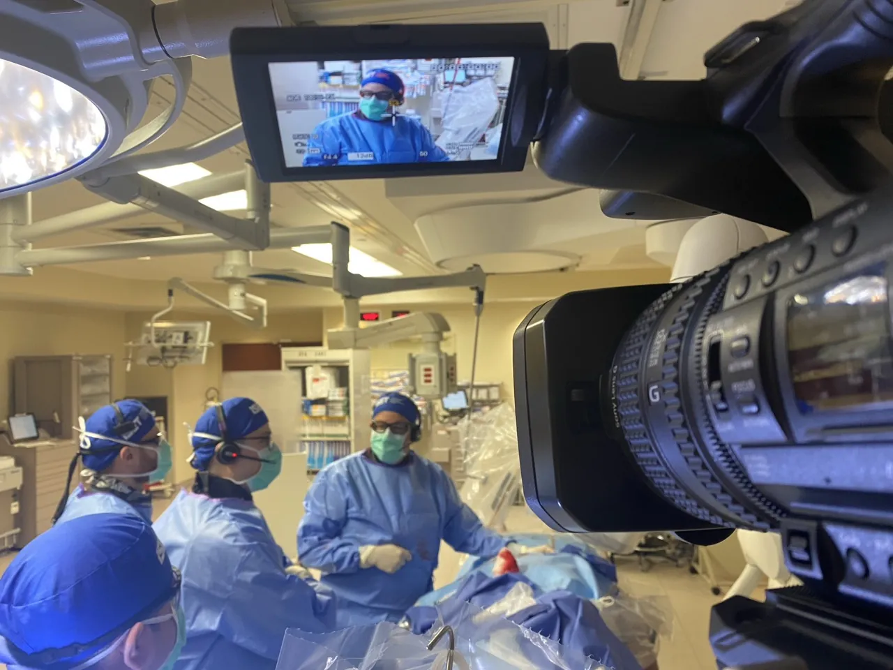Camera filmt een operatieteam in de OK, met het beeld in de zoeker