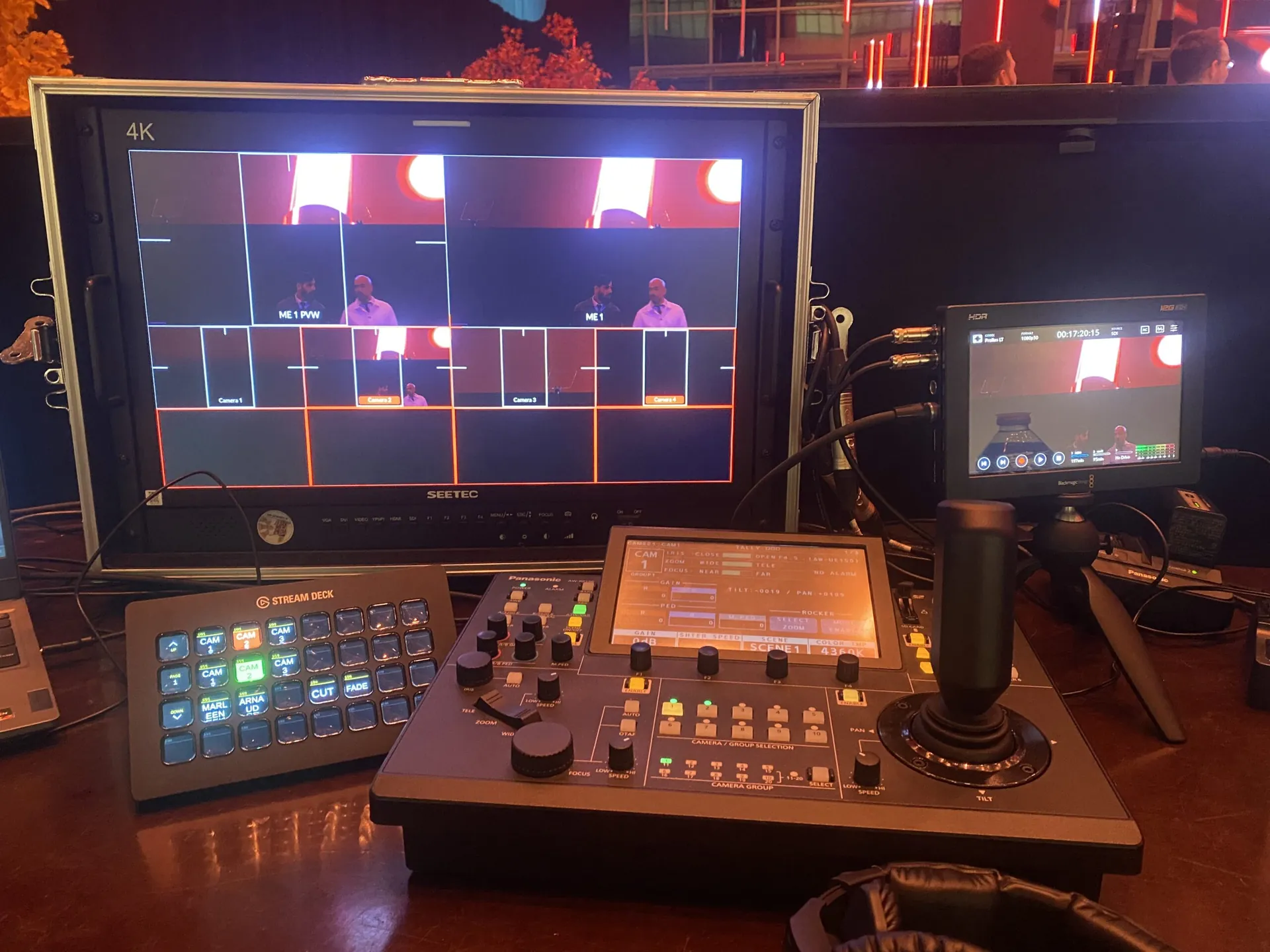 Livestream-regie met multiview-monitor en camerabediening
