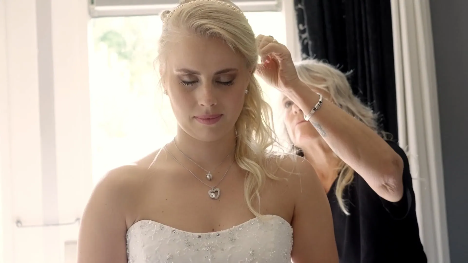 Detail van de voorbereidingen van de bruid voor de trouwfilm